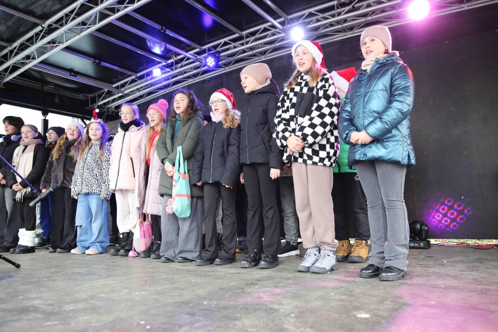 Zdjęcie w galerii na portalu naszraciborz.pl: Mikołajkowa sobota w ZSOMS. Zawody i jarmark z Natalią Tul wiadomości z regionu