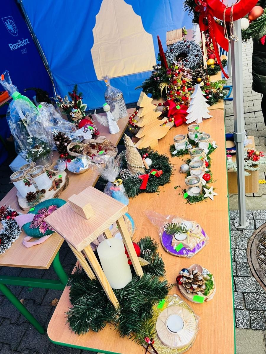 Zdjęcie w galerii na portalu naszraciborz.pl: Mikołajkowa sobota w ZSOMS. Zawody i jarmark z Natalią Tul wiadomości z regionu