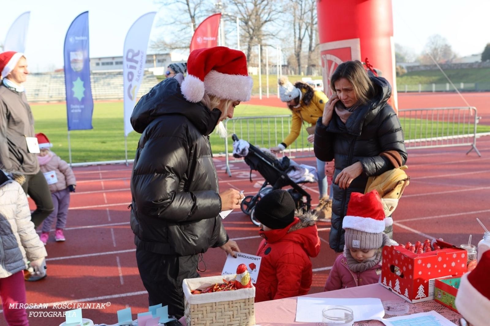 Zdjęcie w galerii na portalu naszraciborz.pl: Bieg mikołajkowy z Justyną Święty-Ersetic za nami [FOTO] wiadomości z regionu