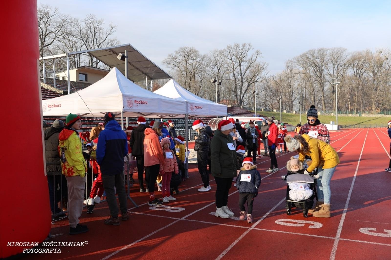 Zdjęcie w galerii na portalu naszraciborz.pl: Bieg mikołajkowy z Justyną Święty-Ersetic za nami [FOTO] wiadomości z regionu