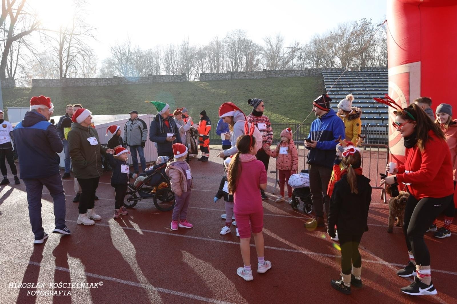 Zdjęcie w galerii na portalu naszraciborz.pl: Bieg mikołajkowy z Justyną Święty-Ersetic za nami [FOTO] wiadomości z regionu
