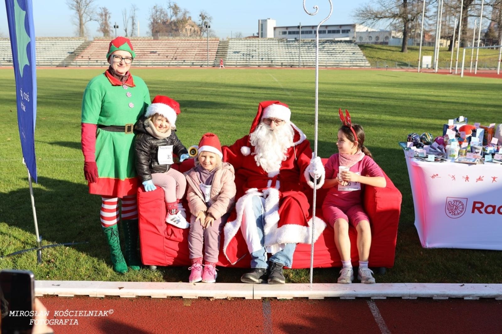 Zdjęcie w galerii na portalu naszraciborz.pl: Bieg mikołajkowy z Justyną Święty-Ersetic za nami [FOTO] wiadomości z regionu