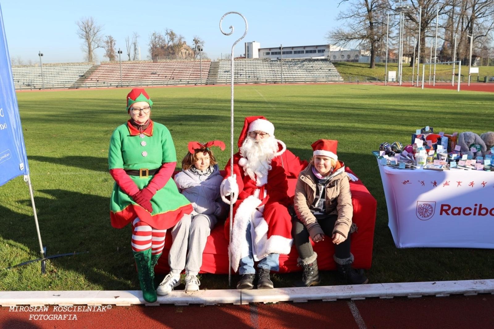 Zdjęcie w galerii na portalu naszraciborz.pl: Bieg mikołajkowy z Justyną Święty-Ersetic za nami [FOTO] wiadomości z regionu