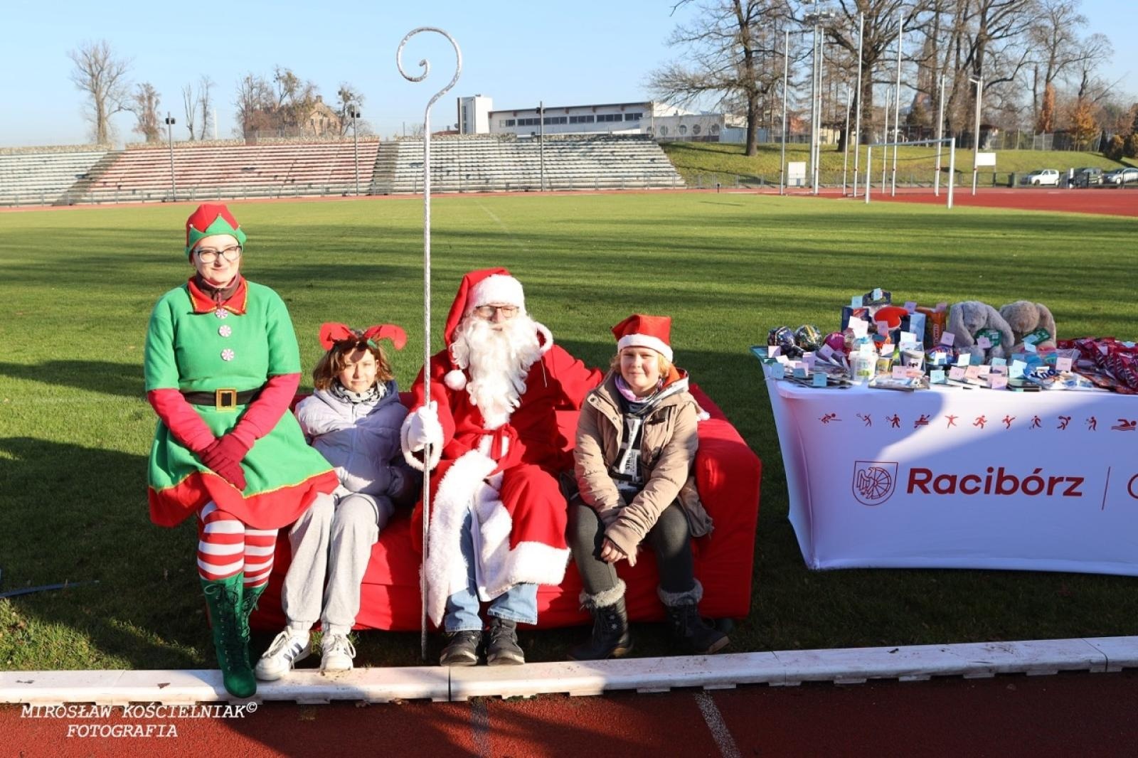 Zdjęcie w galerii na portalu naszraciborz.pl: Bieg mikołajkowy z Justyną Święty-Ersetic za nami [FOTO] wiadomości z regionu