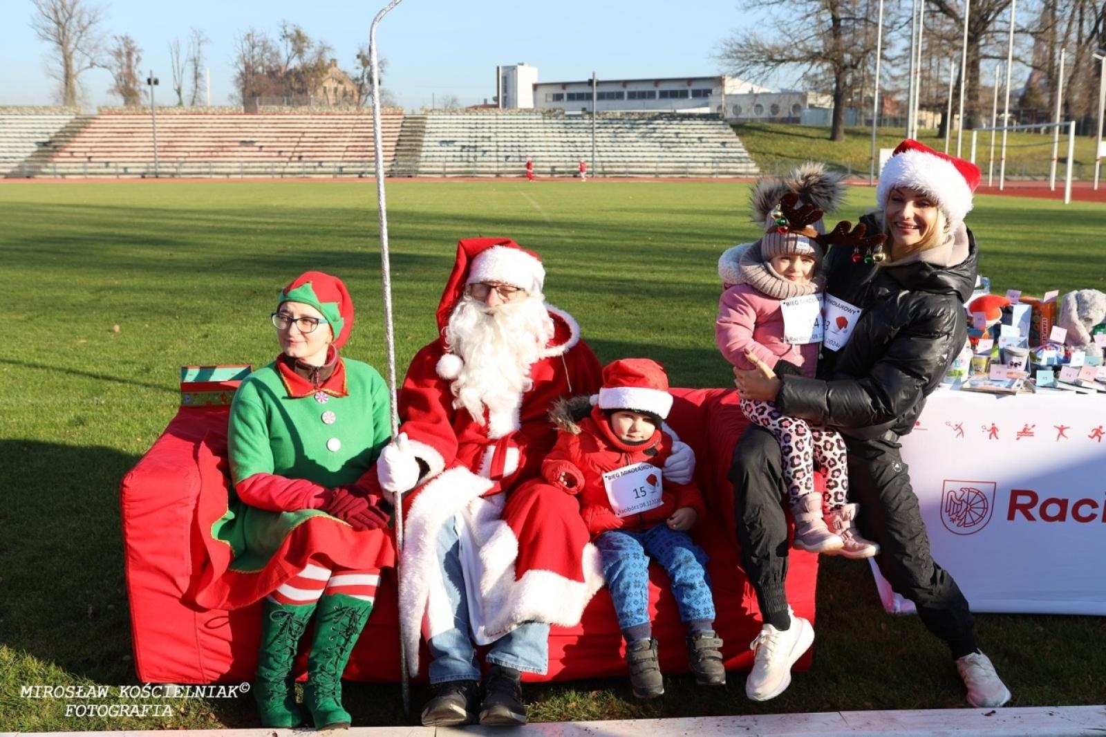 Zdjęcie w galerii na portalu naszraciborz.pl: Bieg mikołajkowy z Justyną Święty-Ersetic za nami [FOTO] wiadomości z regionu