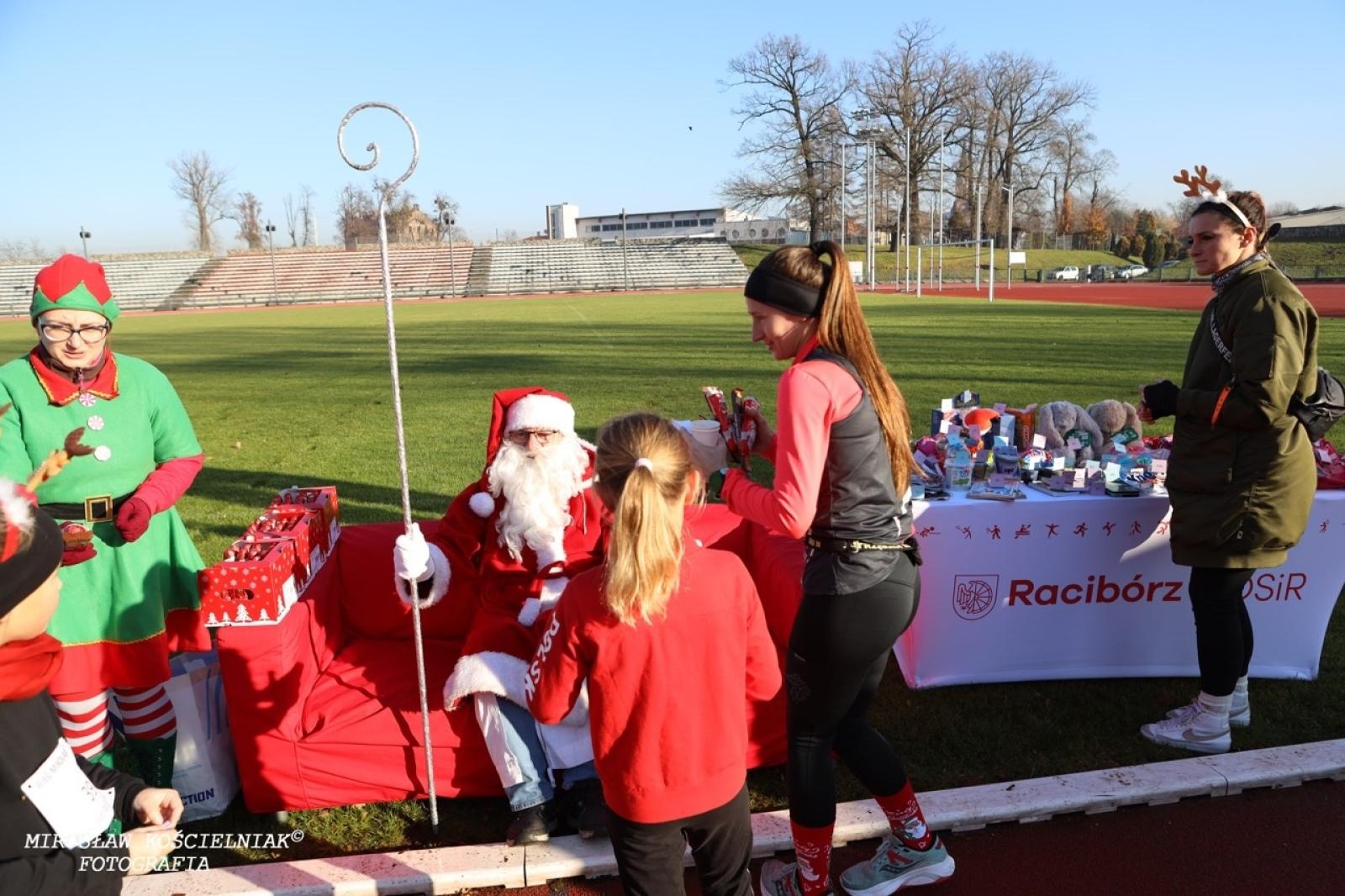 Zdjęcie w galerii na portalu naszraciborz.pl: Bieg mikołajkowy z Justyną Święty-Ersetic za nami [FOTO] wiadomości z regionu