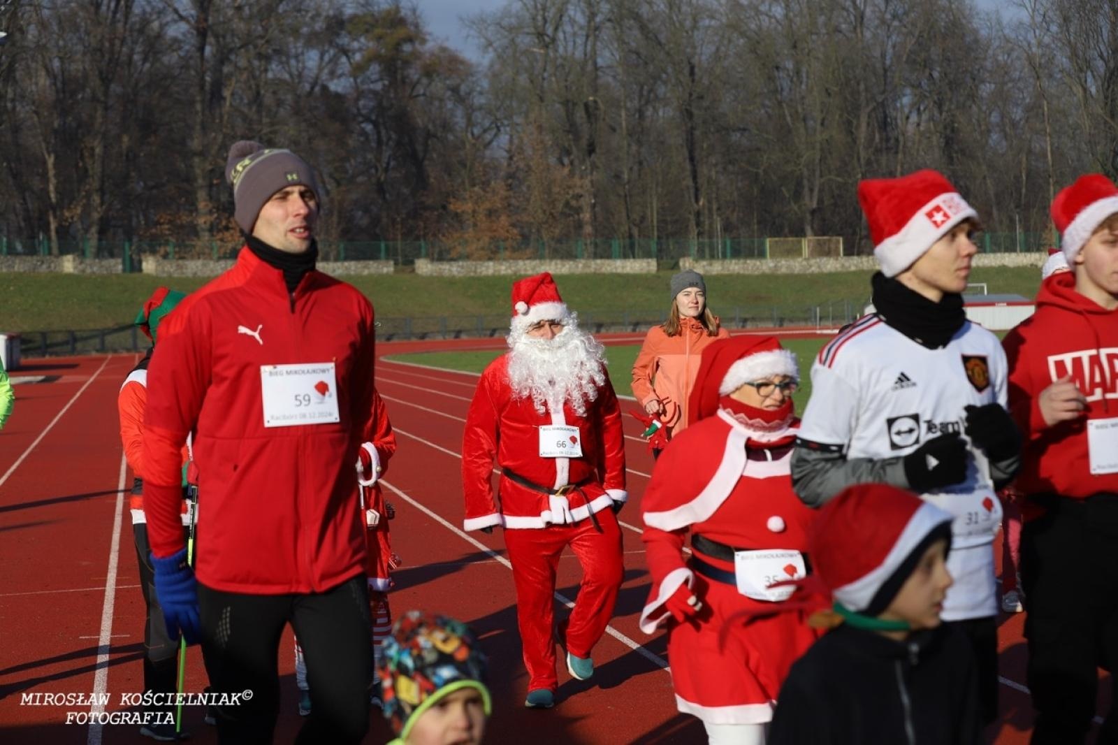 Zdjęcie w galerii na portalu naszraciborz.pl: Bieg mikołajkowy z Justyną Święty-Ersetic za nami [FOTO] wiadomości z regionu