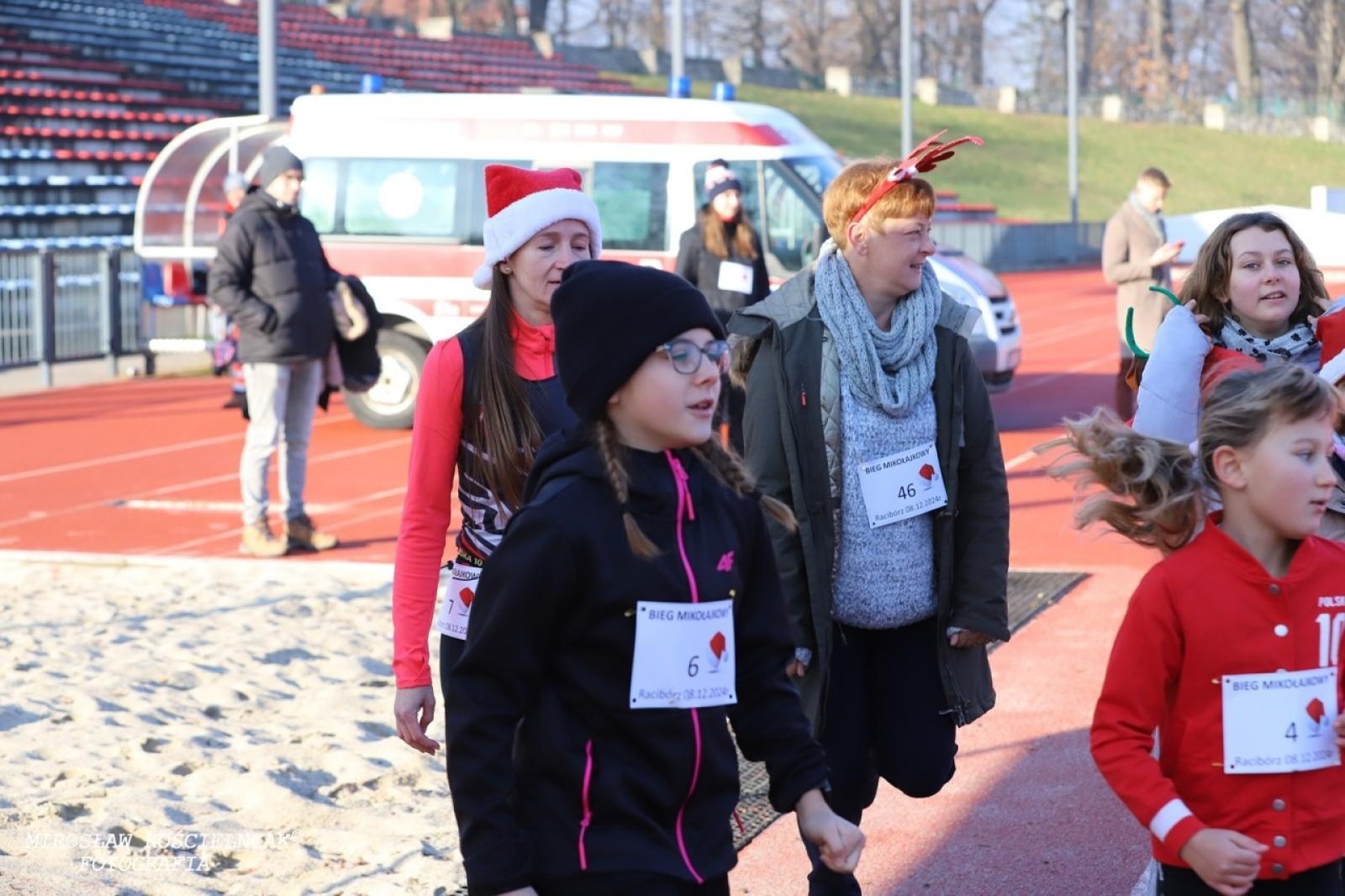 Zdjęcie w galerii na portalu naszraciborz.pl: Bieg mikołajkowy z Justyną Święty-Ersetic za nami [FOTO] wiadomości z regionu