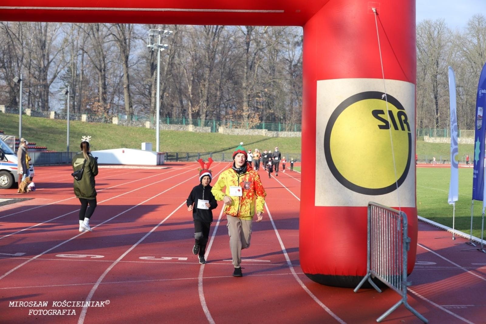 Zdjęcie w galerii na portalu naszraciborz.pl: Bieg mikołajkowy z Justyną Święty-Ersetic za nami [FOTO] wiadomości z regionu