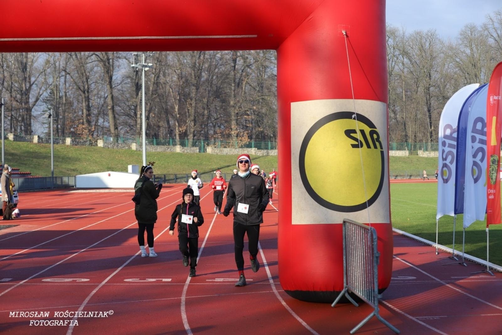 Zdjęcie w galerii na portalu naszraciborz.pl: Bieg mikołajkowy z Justyną Święty-Ersetic za nami [FOTO] wiadomości z regionu