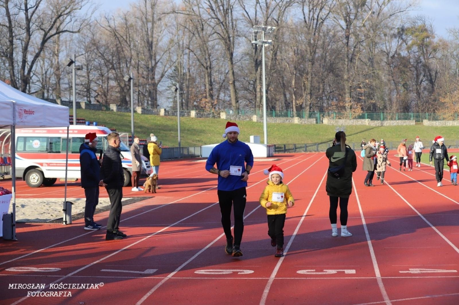 Zdjęcie w galerii na portalu naszraciborz.pl: Bieg mikołajkowy z Justyną Święty-Ersetic za nami [FOTO] wiadomości z regionu