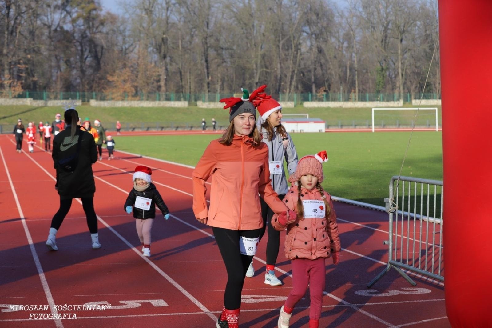 Zdjęcie w galerii na portalu naszraciborz.pl: Bieg mikołajkowy z Justyną Święty-Ersetic za nami [FOTO] wiadomości z regionu
