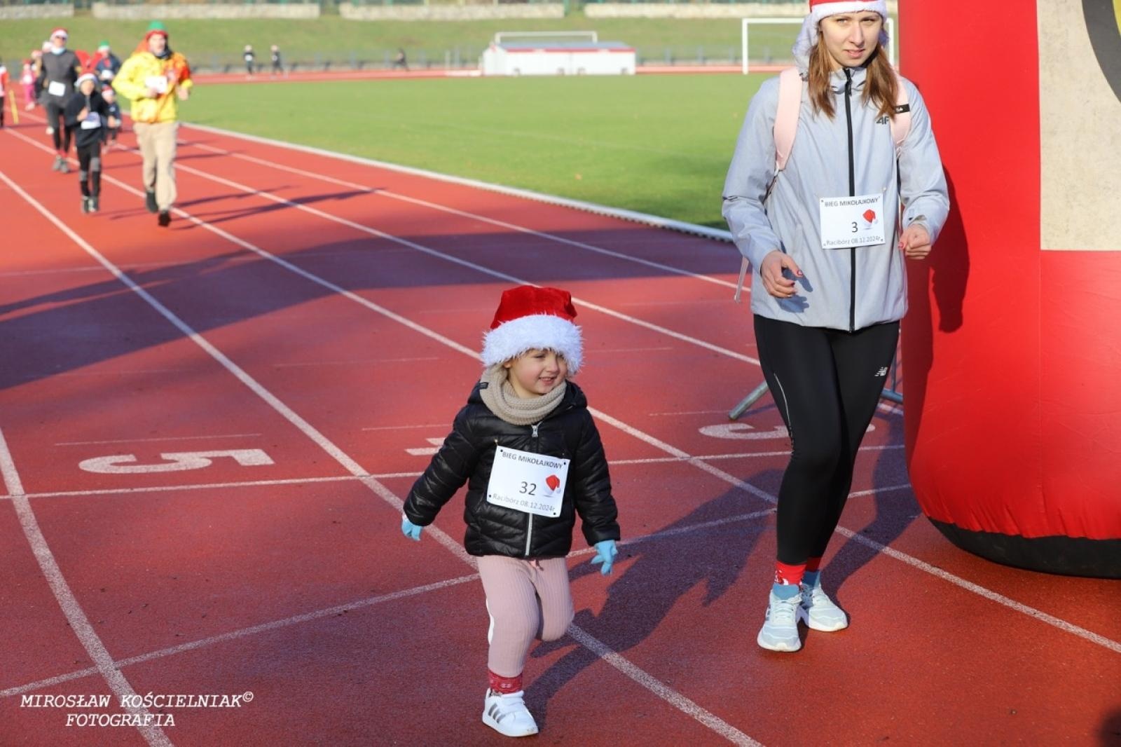 Zdjęcie w galerii na portalu naszraciborz.pl: Bieg mikołajkowy z Justyną Święty-Ersetic za nami [FOTO] wiadomości z regionu