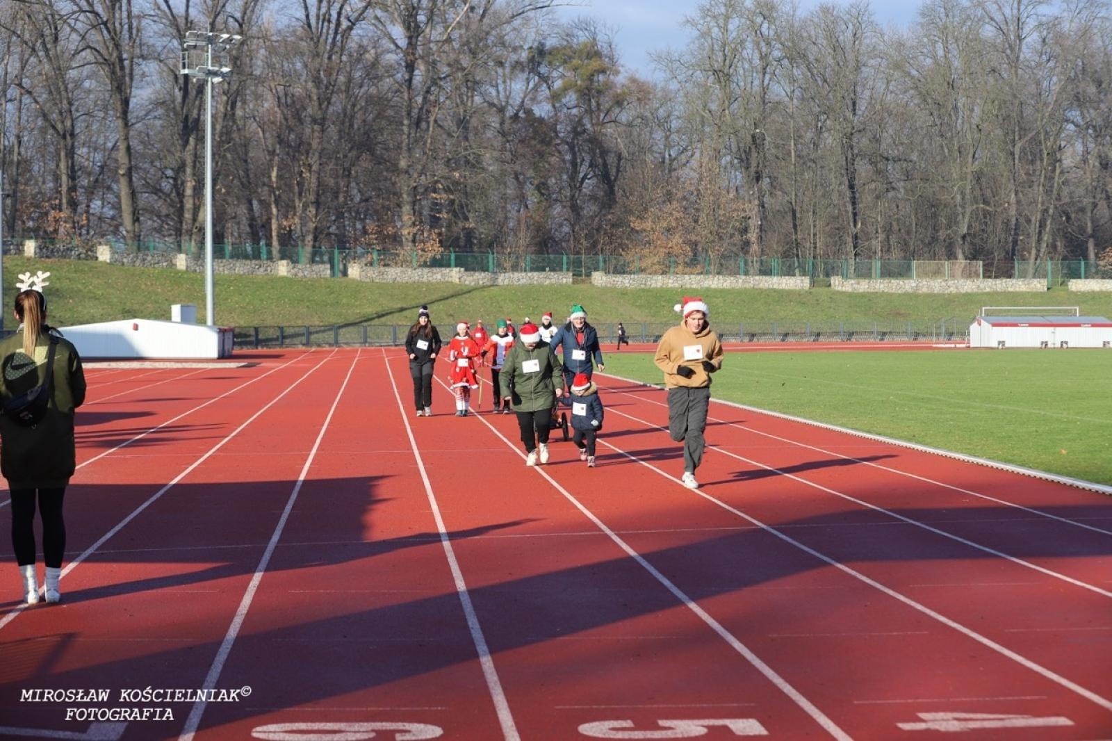 Zdjęcie w galerii na portalu naszraciborz.pl: Bieg mikołajkowy z Justyną Święty-Ersetic za nami [FOTO] wiadomości z regionu