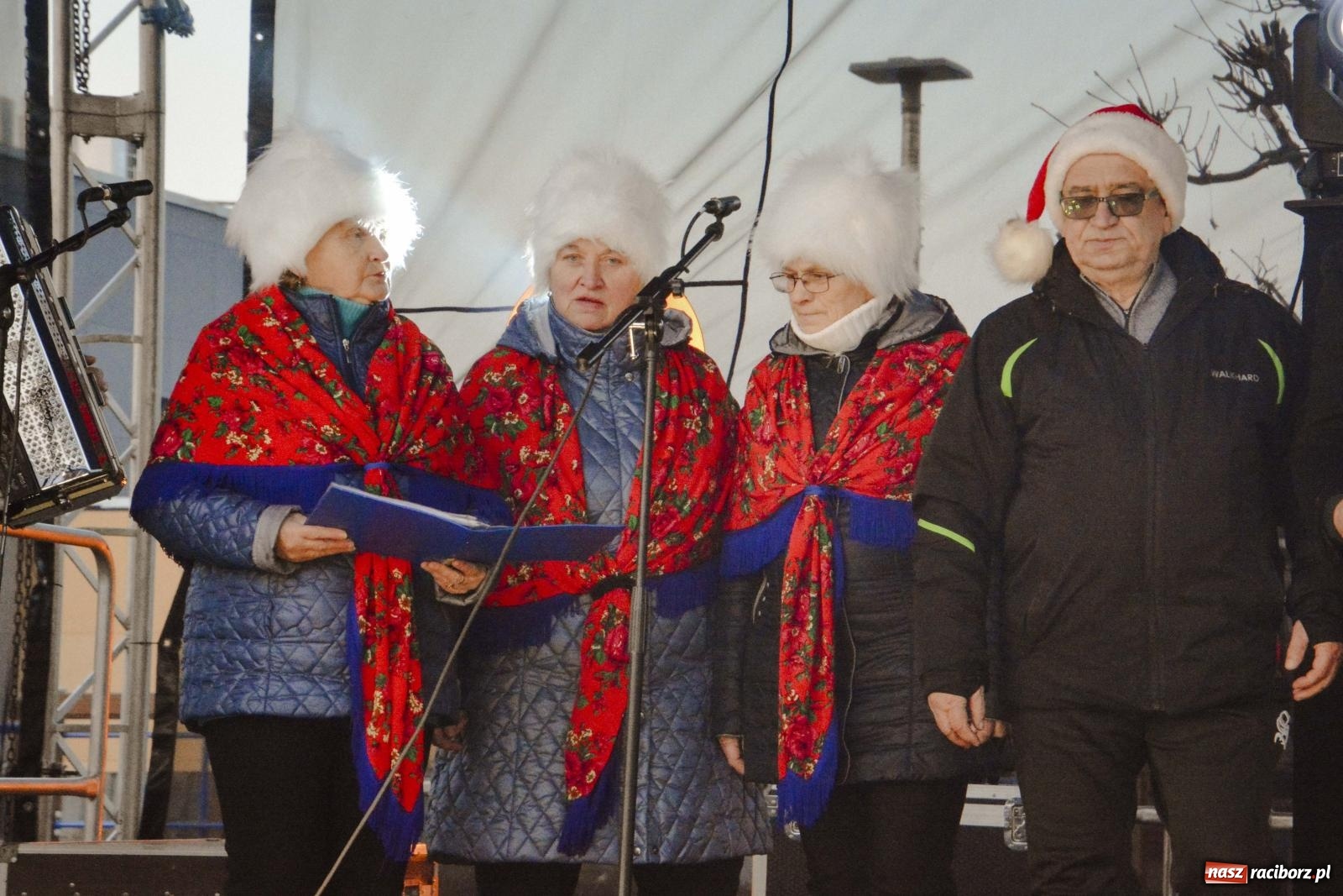 Zdjęcie w galerii na portalu naszraciborz.pl: Pierogi, moczka, bigos i barszcz. Zapach smakołyków na kiermaszu w Kornowacu [FOTO i WIDEO] wiadomości z regionu