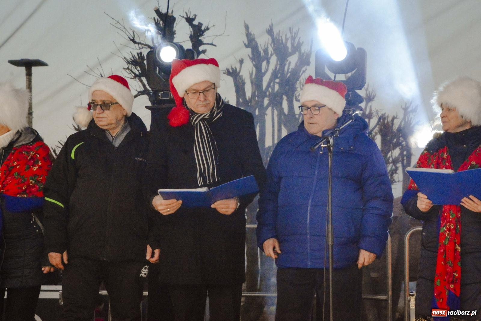 Zdjęcie w galerii na portalu naszraciborz.pl: Pierogi, moczka, bigos i barszcz. Zapach smakołyków na kiermaszu w Kornowacu [FOTO i WIDEO] wiadomości z regionu