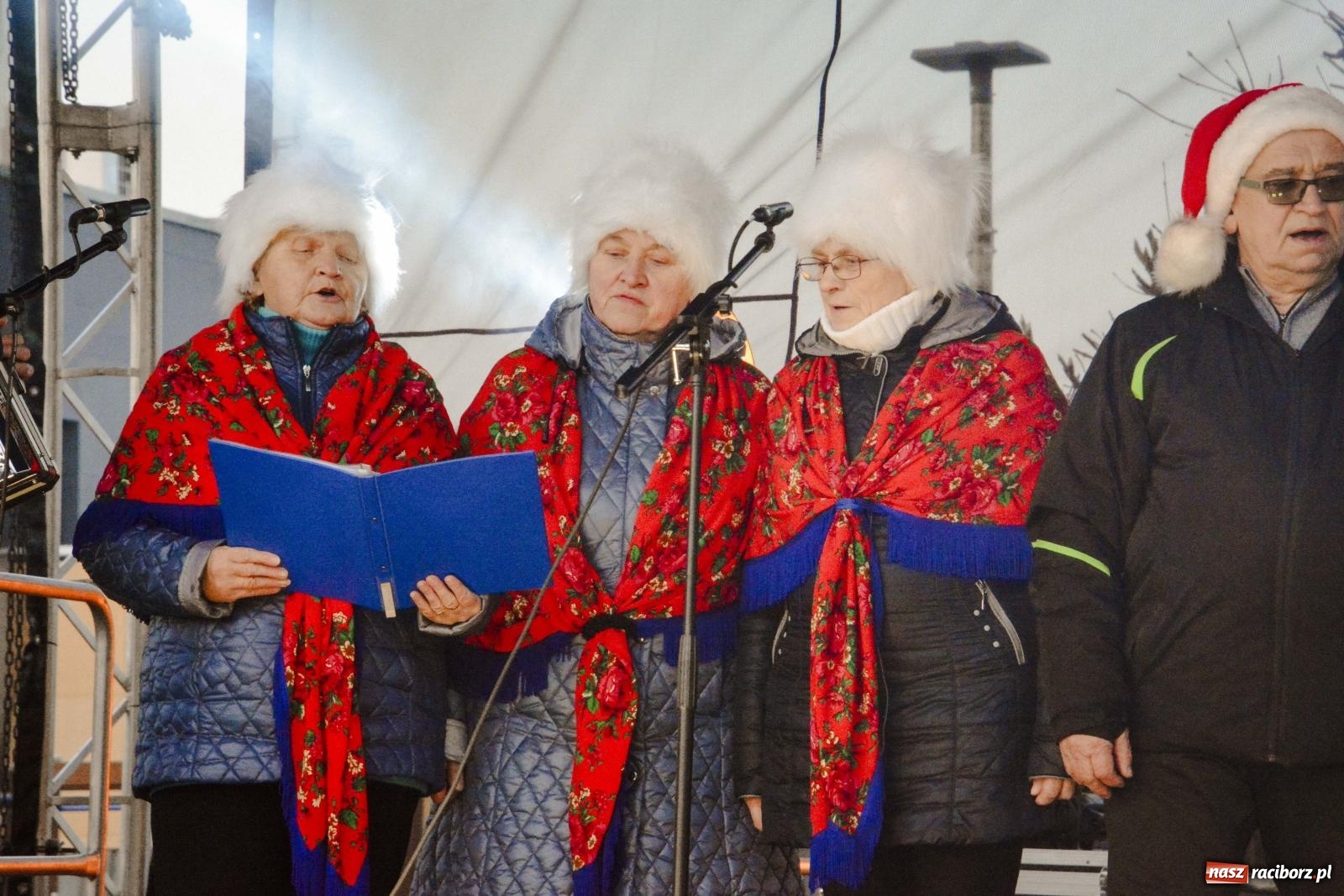 Zdjęcie w galerii na portalu naszraciborz.pl: Pierogi, moczka, bigos i barszcz. Zapach smakołyków na kiermaszu w Kornowacu [FOTO i WIDEO] wiadomości z regionu