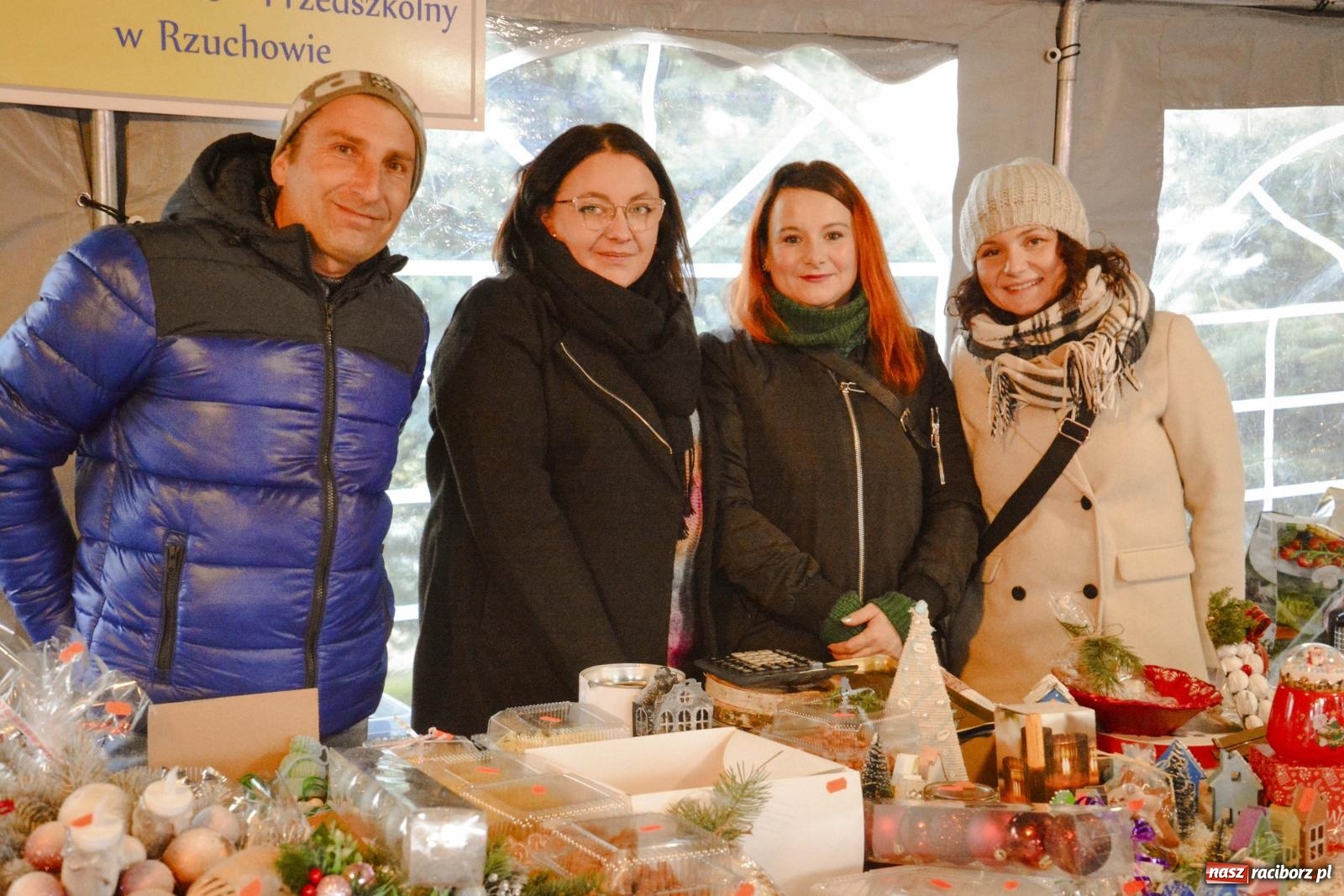 Zdjęcie w galerii na portalu naszraciborz.pl: Pierogi, moczka, bigos i barszcz. Zapach smakołyków na kiermaszu w Kornowacu [FOTO i WIDEO] wiadomości z regionu