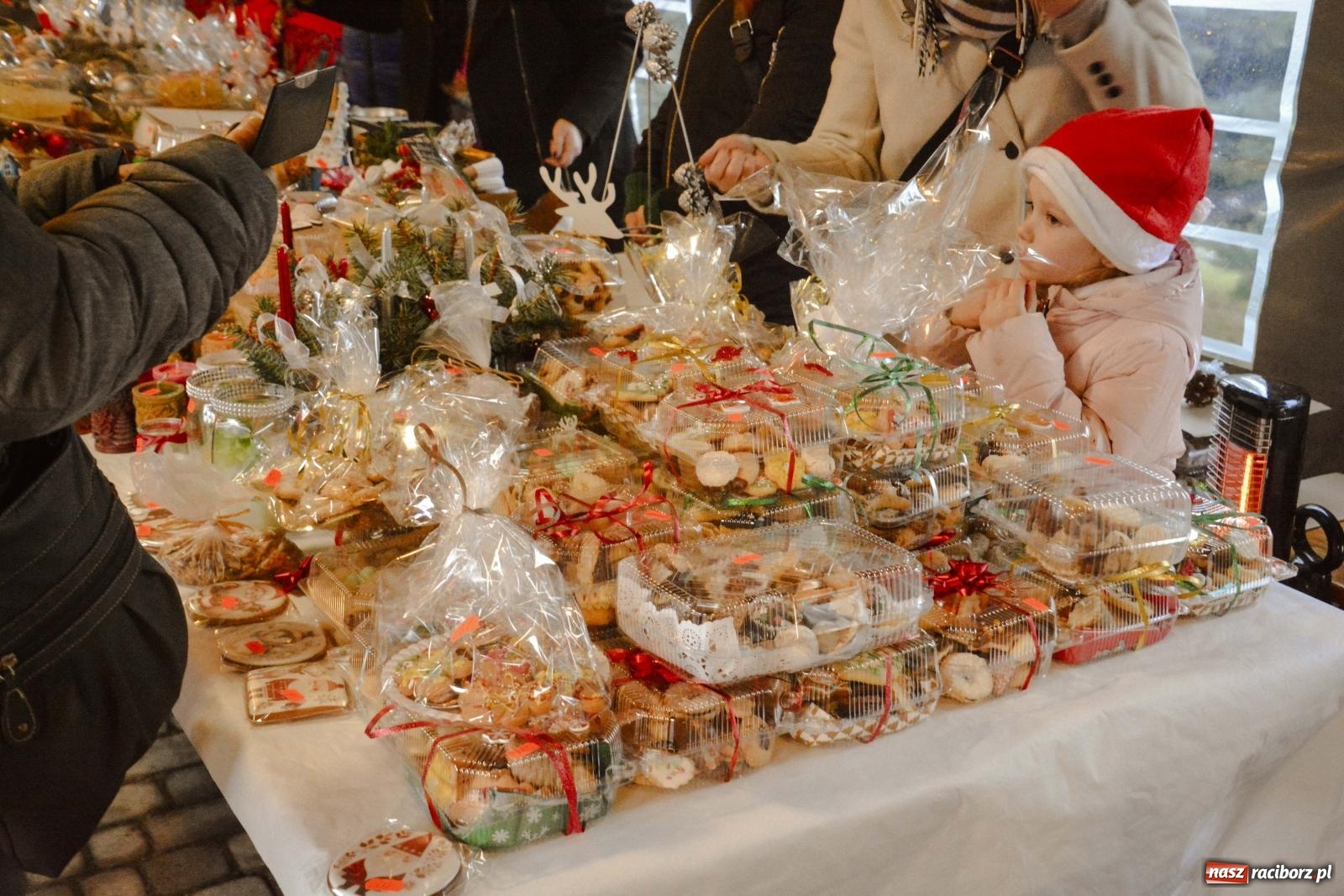 Zdjęcie w galerii na portalu naszraciborz.pl: Pierogi, moczka, bigos i barszcz. Zapach smakołyków na kiermaszu w Kornowacu [FOTO i WIDEO] wiadomości z regionu