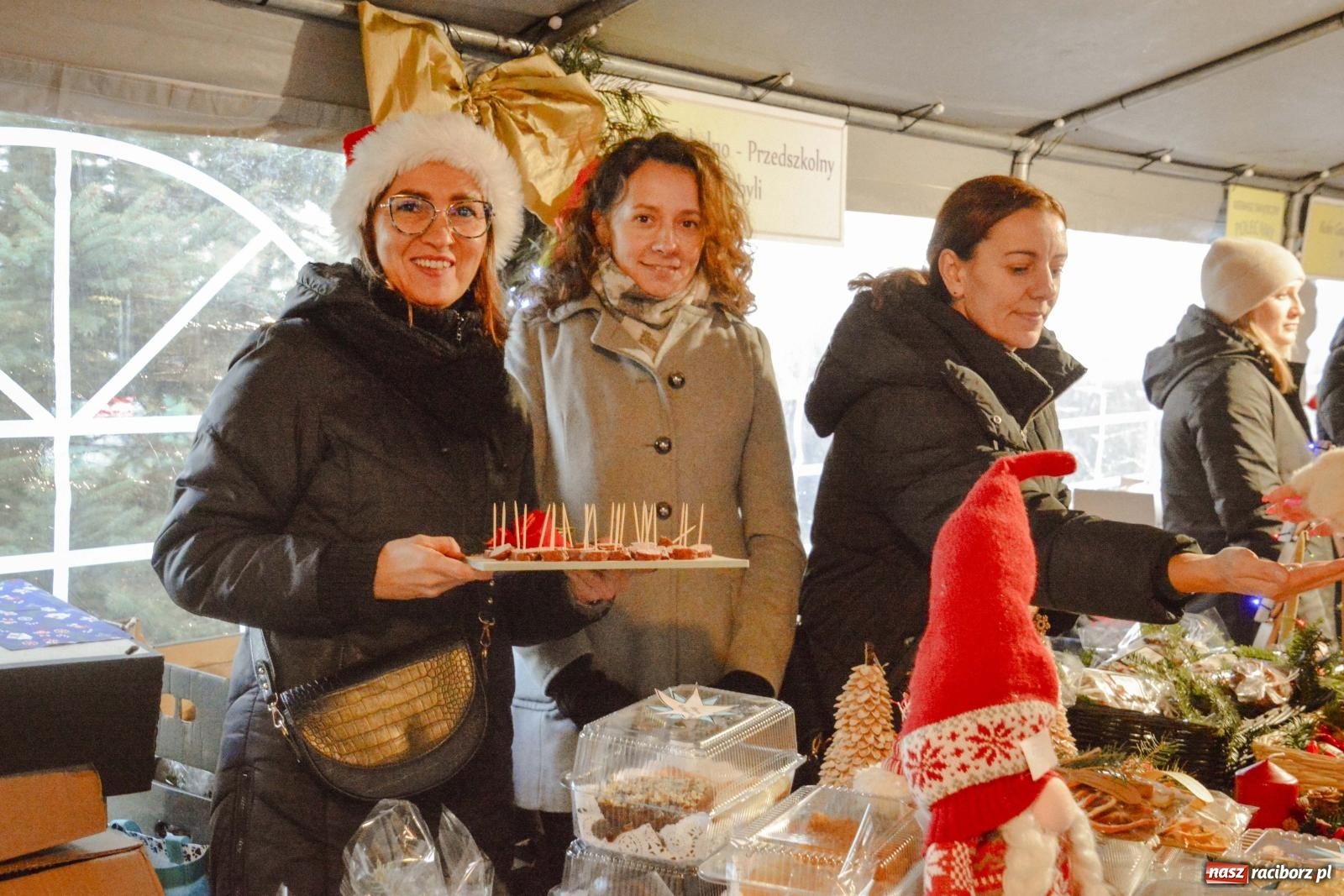 Zdjęcie w galerii na portalu naszraciborz.pl: Pierogi, moczka, bigos i barszcz. Zapach smakołyków na kiermaszu w Kornowacu [FOTO i WIDEO] wiadomości z regionu