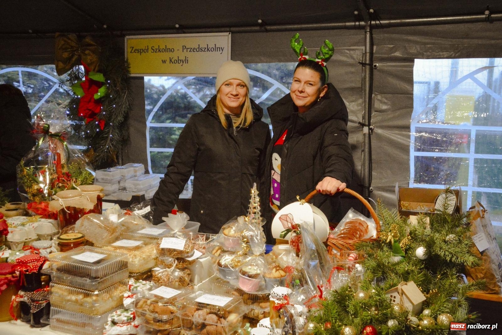 Zdjęcie w galerii na portalu naszraciborz.pl: Pierogi, moczka, bigos i barszcz. Zapach smakołyków na kiermaszu w Kornowacu [FOTO i WIDEO] wiadomości z regionu