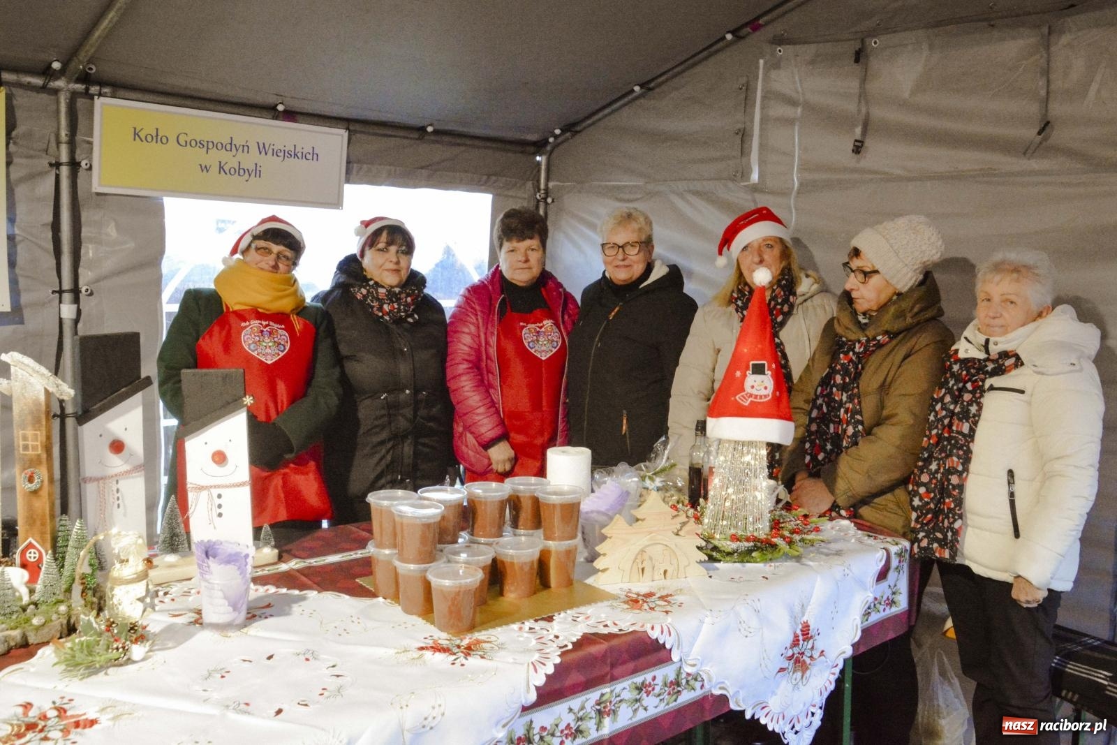 Zdjęcie w galerii na portalu naszraciborz.pl: Pierogi, moczka, bigos i barszcz. Zapach smakołyków na kiermaszu w Kornowacu [FOTO i WIDEO] wiadomości z regionu
