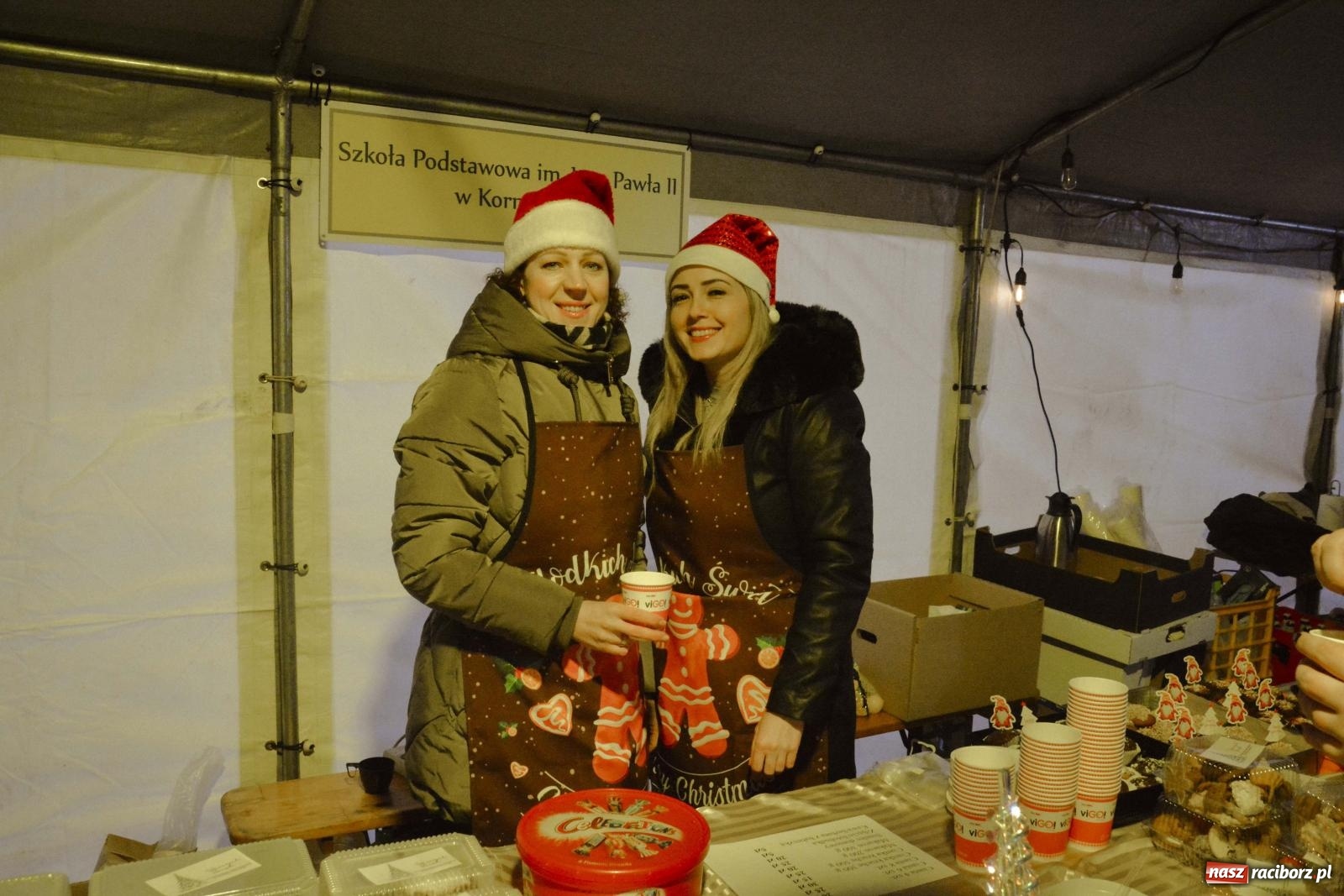 Zdjęcie w galerii na portalu naszraciborz.pl: Pierogi, moczka, bigos i barszcz. Zapach smakołyków na kiermaszu w Kornowacu [FOTO i WIDEO] wiadomości z regionu