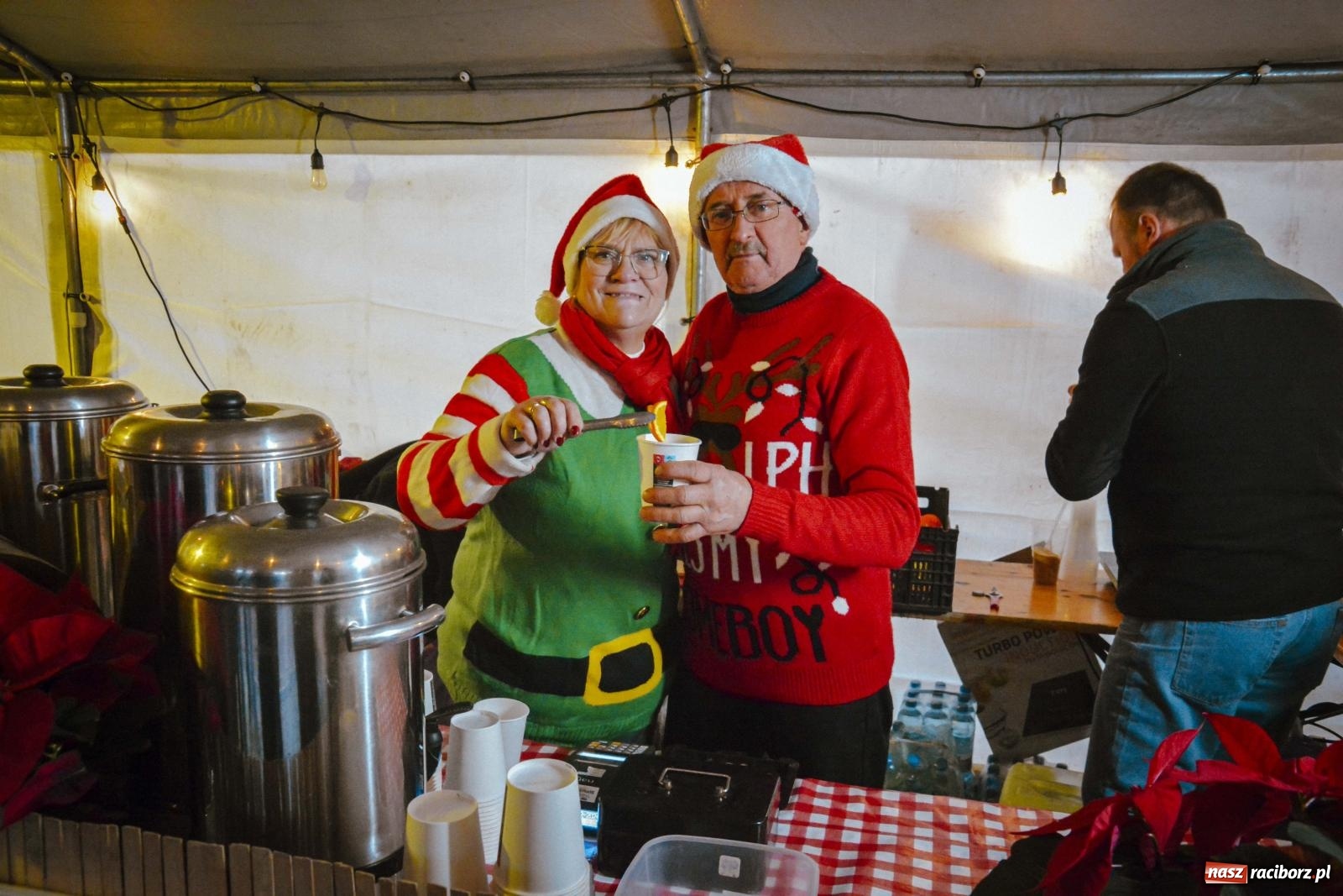 Zdjęcie w galerii na portalu naszraciborz.pl: Pierogi, moczka, bigos i barszcz. Zapach smakołyków na kiermaszu w Kornowacu [FOTO i WIDEO] wiadomości z regionu