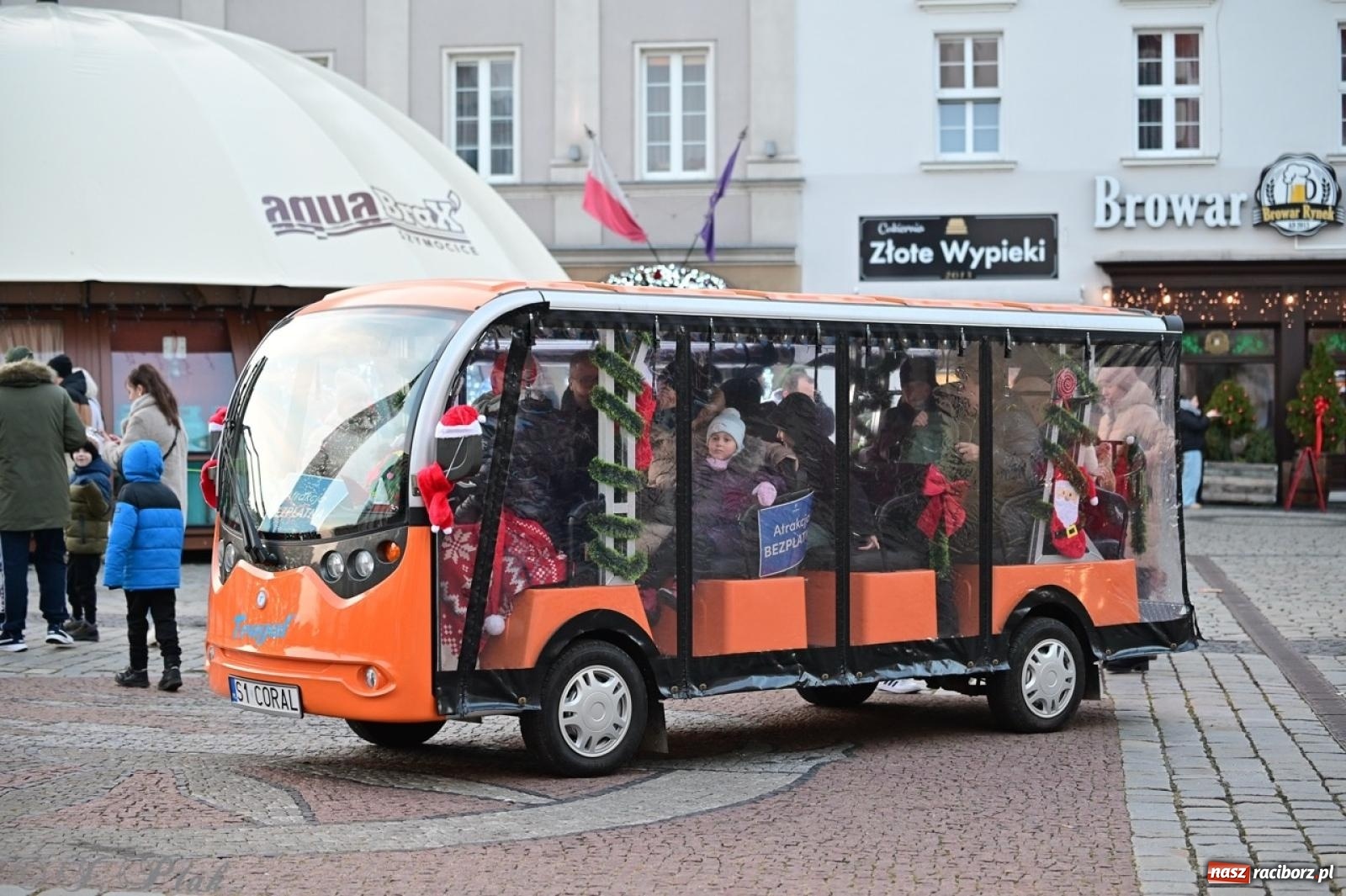 Zdjęcie w galerii na portalu naszraciborz.pl: Kolędobusik na raciborskim jarmarku wiadomości z regionu