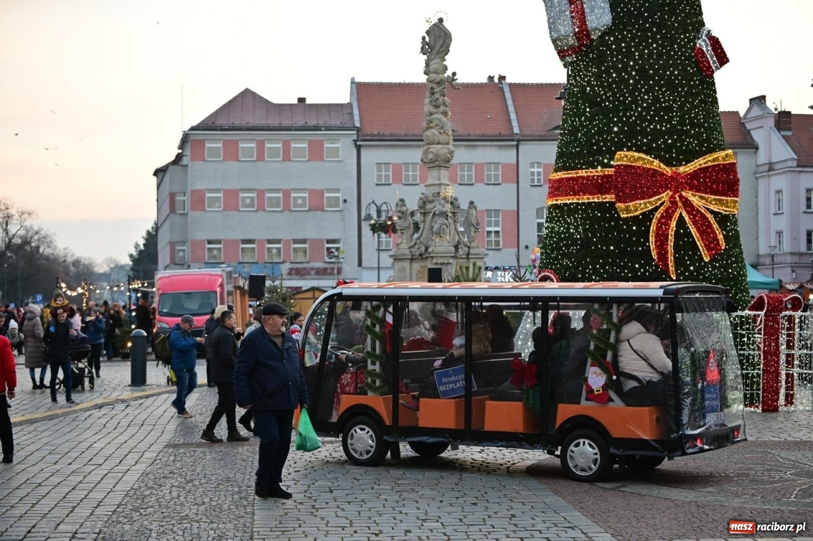 Zdjęcie w galerii na portalu naszraciborz.pl: Kolędobusik na raciborskim jarmarku wiadomości z regionu