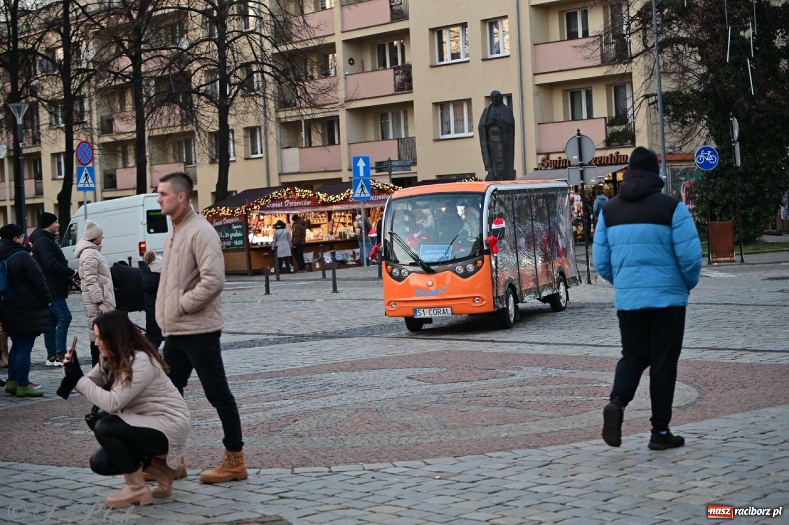 Zdjęcie w galerii na portalu naszraciborz.pl: Kolędobusik na raciborskim jarmarku wiadomości z regionu