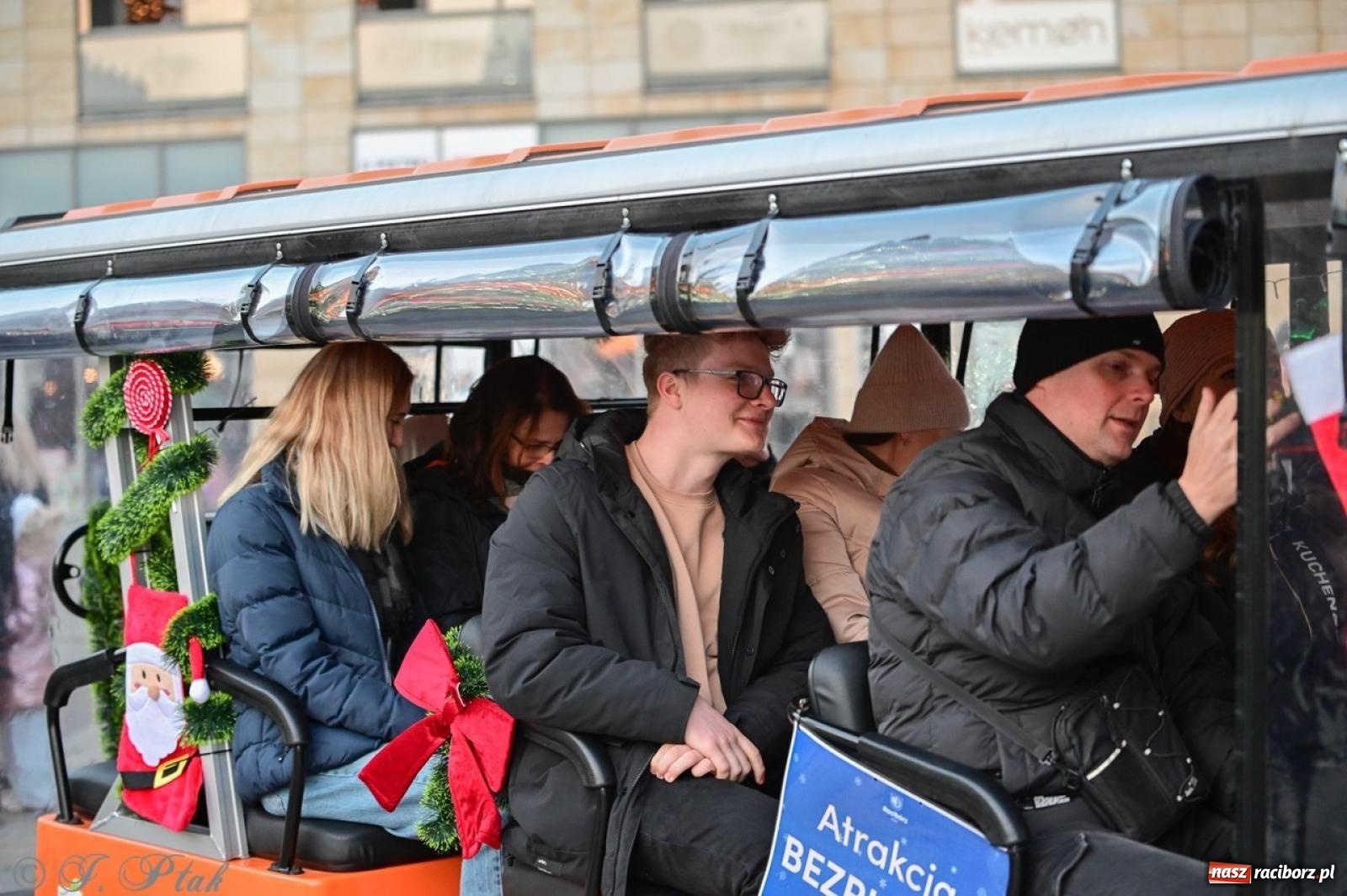 Zdjęcie w galerii na portalu naszraciborz.pl: Kolędobusik na raciborskim jarmarku wiadomości z regionu