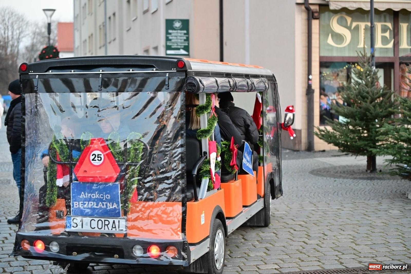 Zdjęcie w galerii na portalu naszraciborz.pl: Kolędobusik na raciborskim jarmarku wiadomości z regionu
