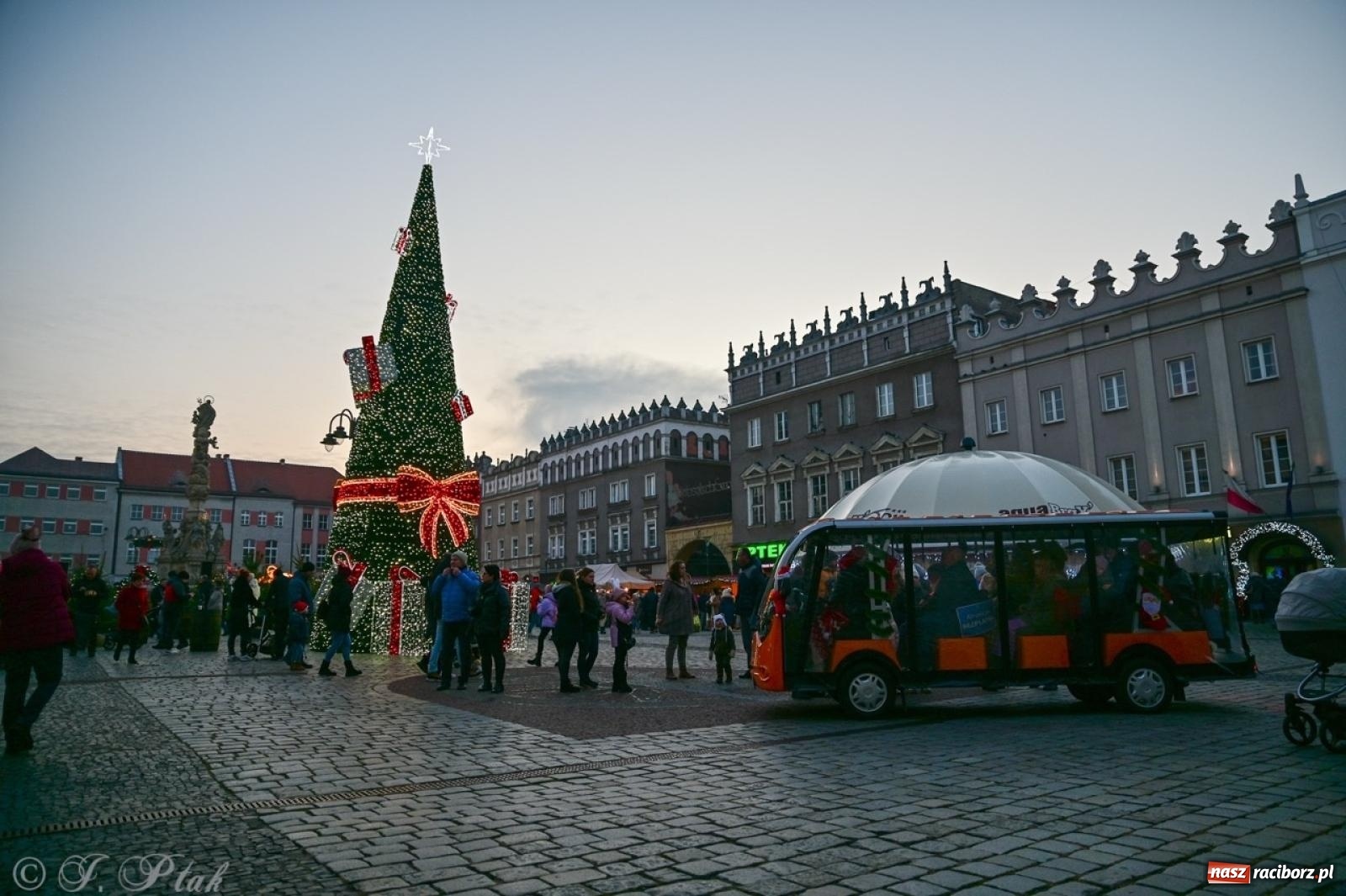 Zdjęcie w galerii na portalu naszraciborz.pl: Kolędobusik na raciborskim jarmarku wiadomości z regionu