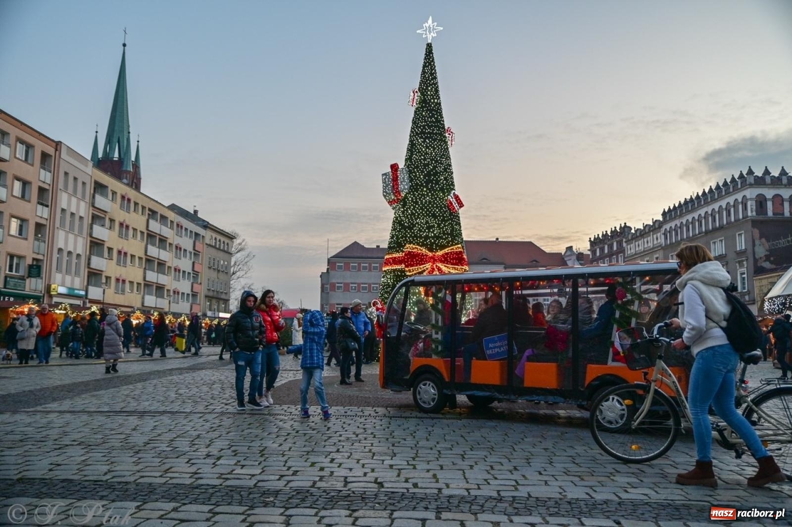 Zdjęcie w galerii na portalu naszraciborz.pl: Kolędobusik na raciborskim jarmarku wiadomości z regionu