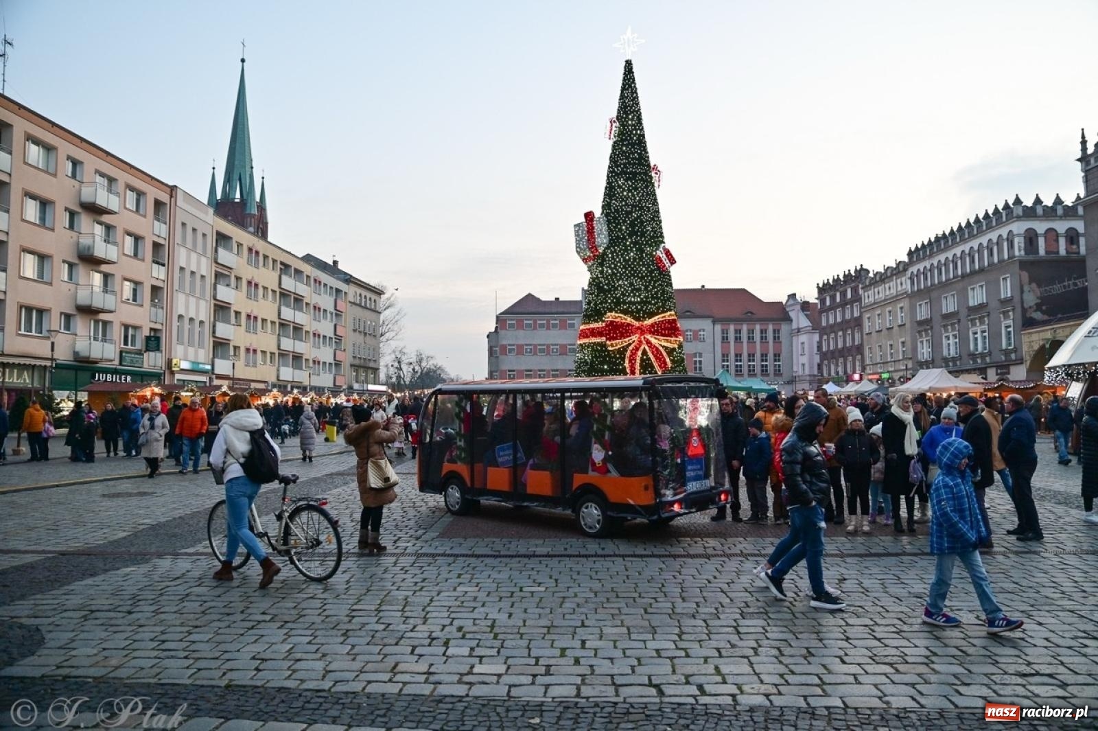 Zdjęcie w galerii na portalu naszraciborz.pl: Kolędobusik na raciborskim jarmarku wiadomości z regionu