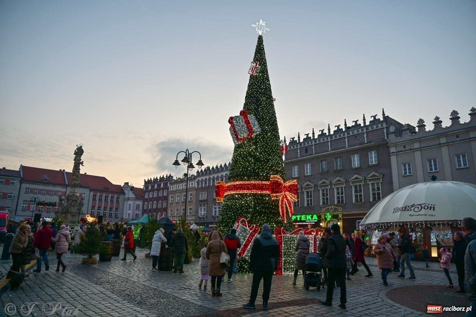 Zdjęcie w galerii na portalu naszraciborz.pl: Kolędobusik na raciborskim jarmarku wiadomości z regionu