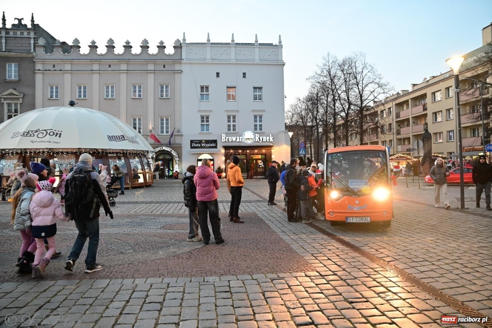 Zdjęcie w galerii na portalu naszraciborz.pl: Kolędobusik na raciborskim jarmarku wiadomości z regionu