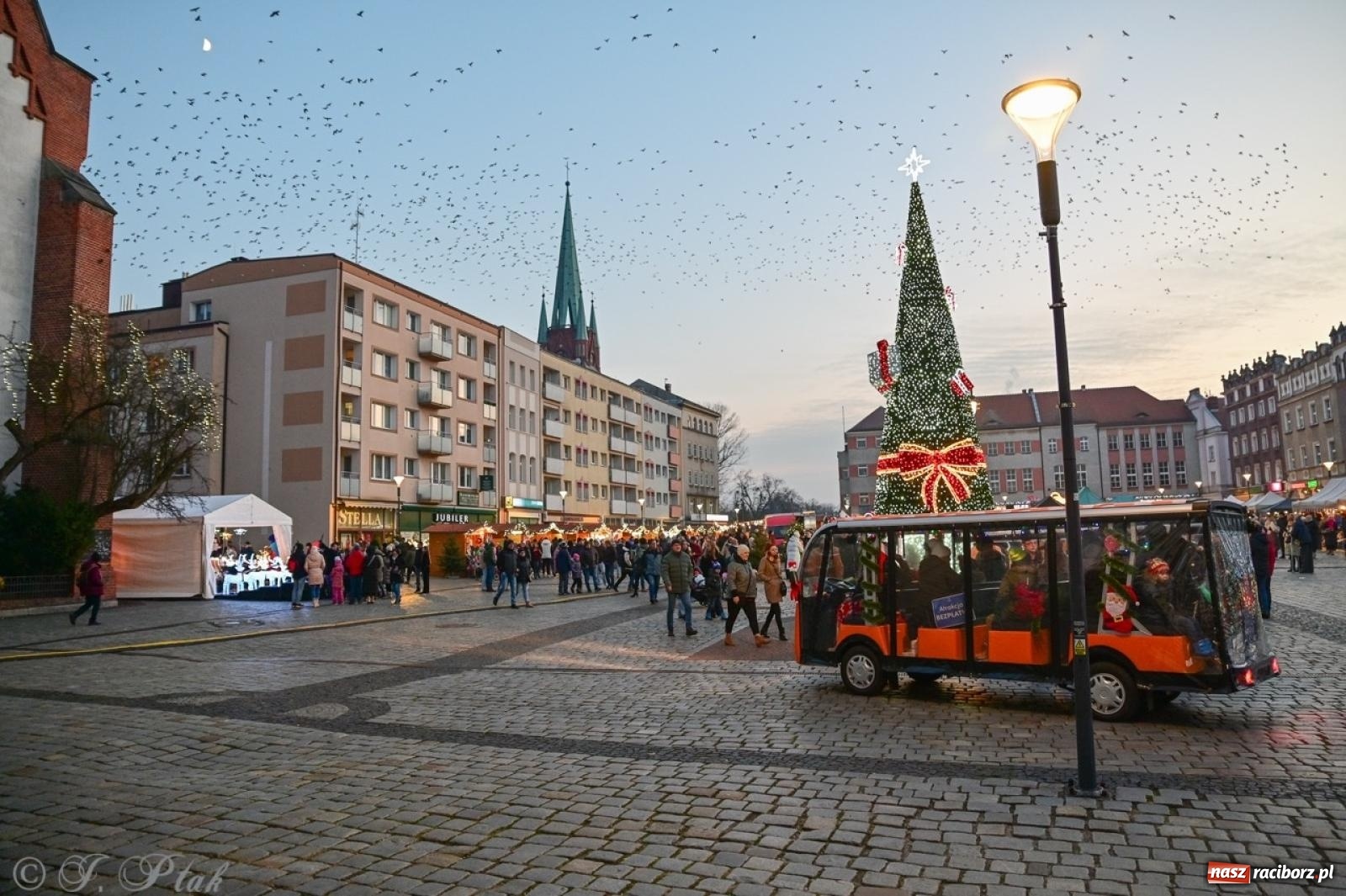 Zdjęcie w galerii na portalu naszraciborz.pl: Kolędobusik na raciborskim jarmarku wiadomości z regionu