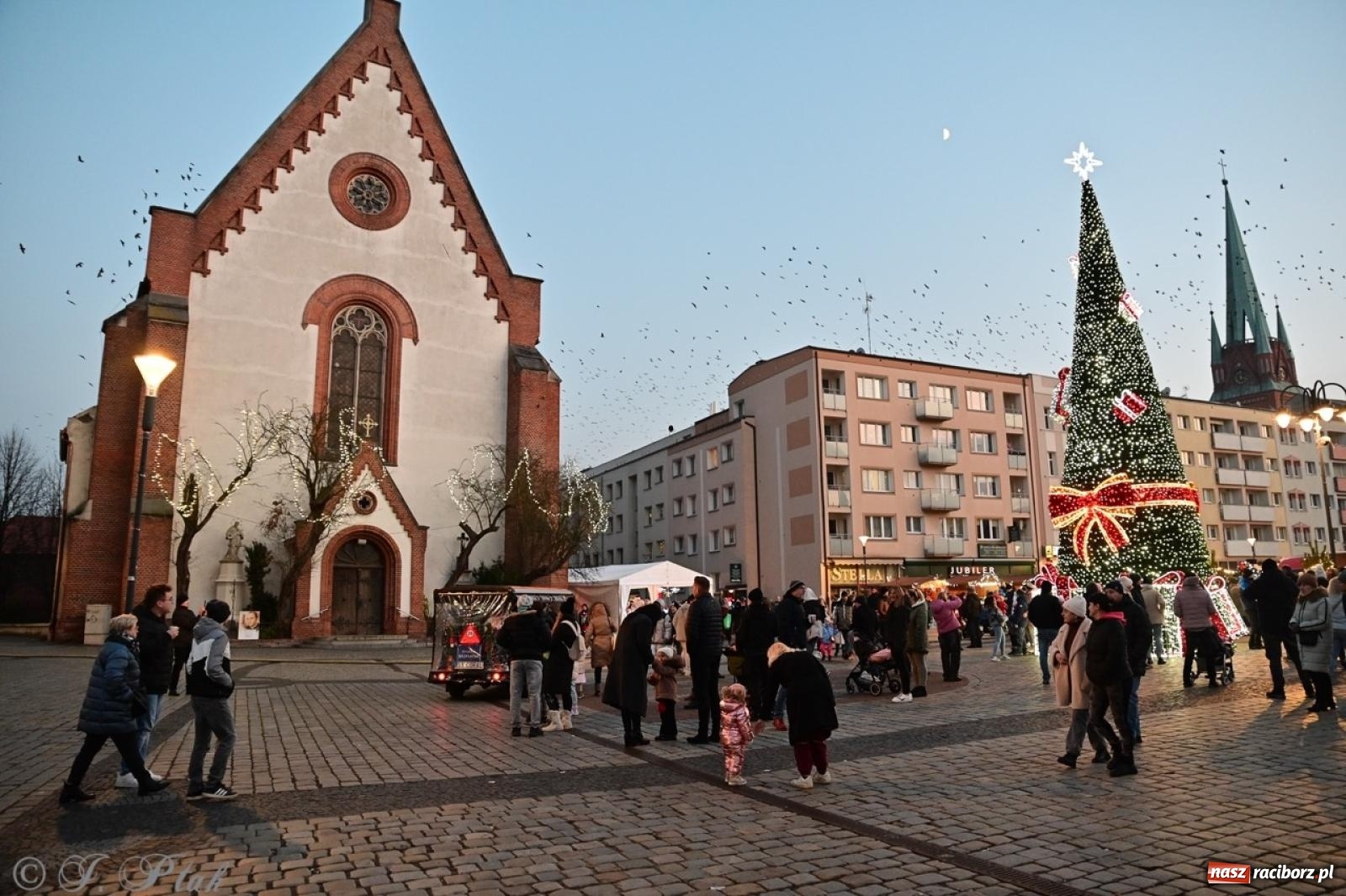 Zdjęcie w galerii na portalu naszraciborz.pl: Kolędobusik na raciborskim jarmarku wiadomości z regionu