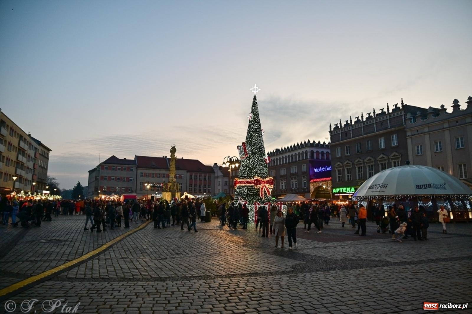 Zdjęcie w galerii na portalu naszraciborz.pl: Kolędobusik na raciborskim jarmarku wiadomości z regionu