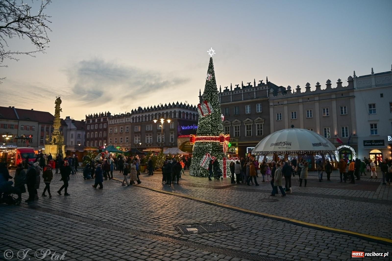 Zdjęcie w galerii na portalu naszraciborz.pl: Kolędobusik na raciborskim jarmarku wiadomości z regionu