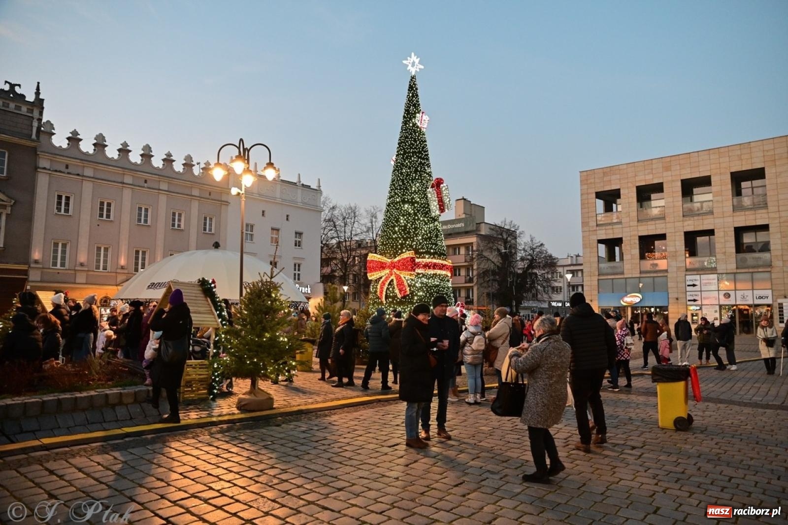 Zdjęcie w galerii na portalu naszraciborz.pl: Kolędobusik na raciborskim jarmarku wiadomości z regionu