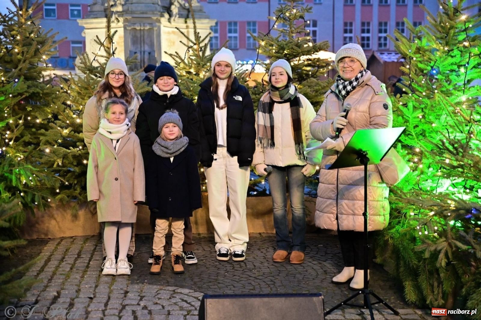 Zdjęcie w galerii na portalu naszraciborz.pl: Kolędobusik na raciborskim jarmarku wiadomości z regionu