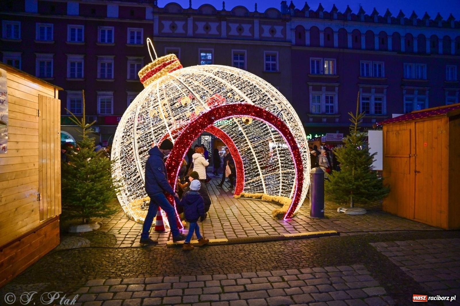 Zdjęcie w galerii na portalu naszraciborz.pl: Kolędobusik na raciborskim jarmarku wiadomości z regionu