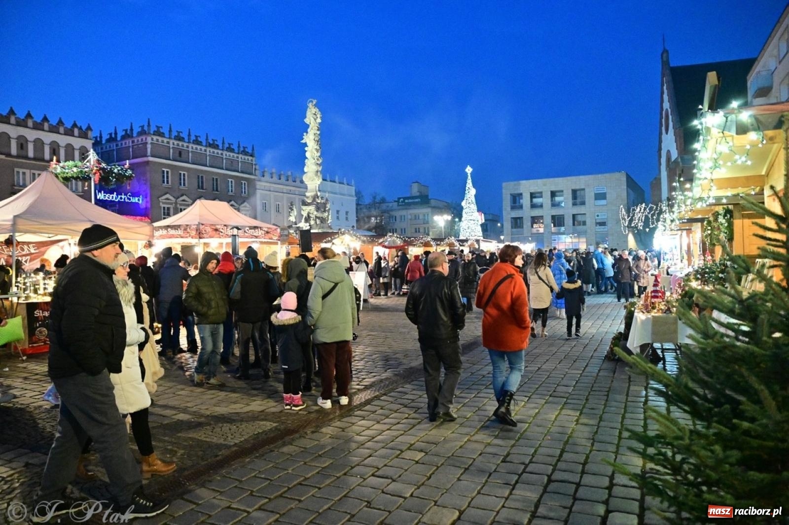 Zdjęcie w galerii na portalu naszraciborz.pl: Kolędobusik na raciborskim jarmarku wiadomości z regionu