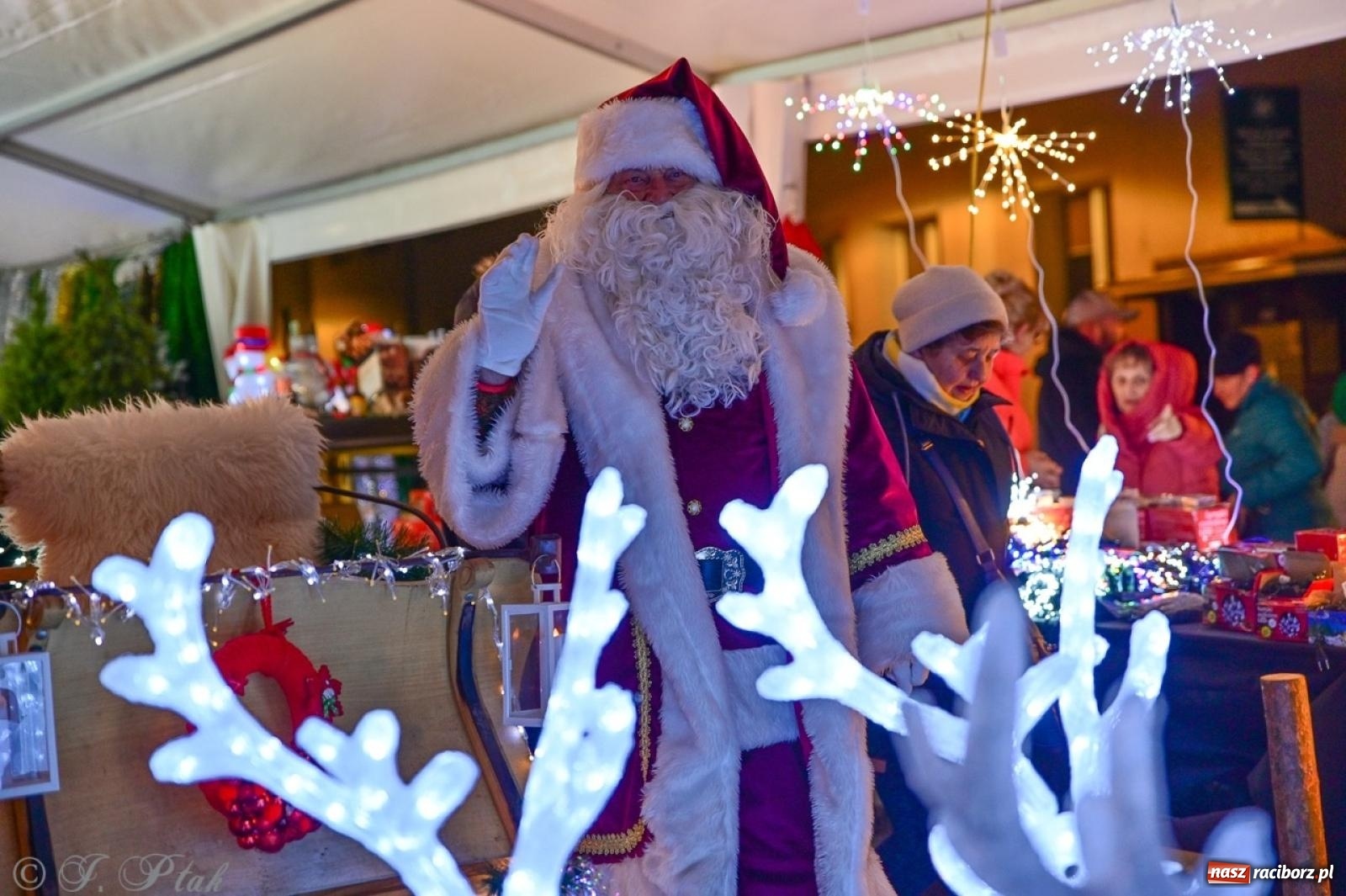 Zdjęcie w galerii na portalu naszraciborz.pl: Kolędobusik na raciborskim jarmarku wiadomości z regionu