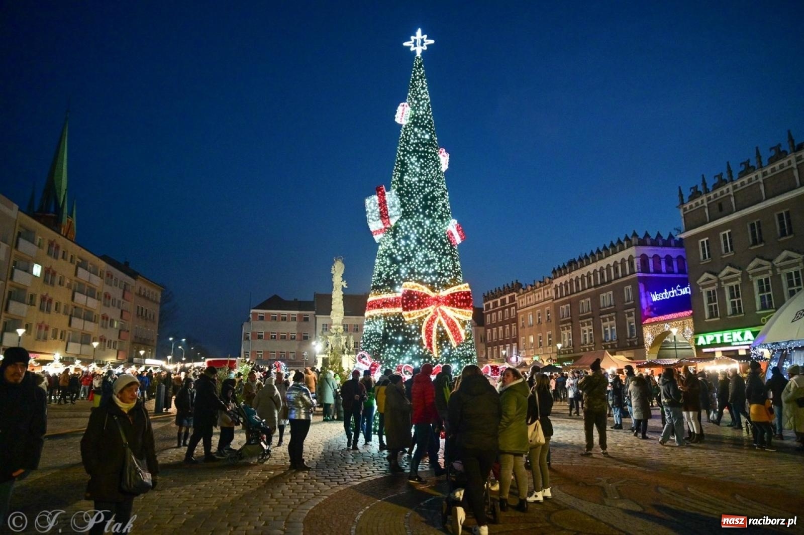 Zdjęcie w galerii na portalu naszraciborz.pl: Kolędobusik na raciborskim jarmarku wiadomości z regionu