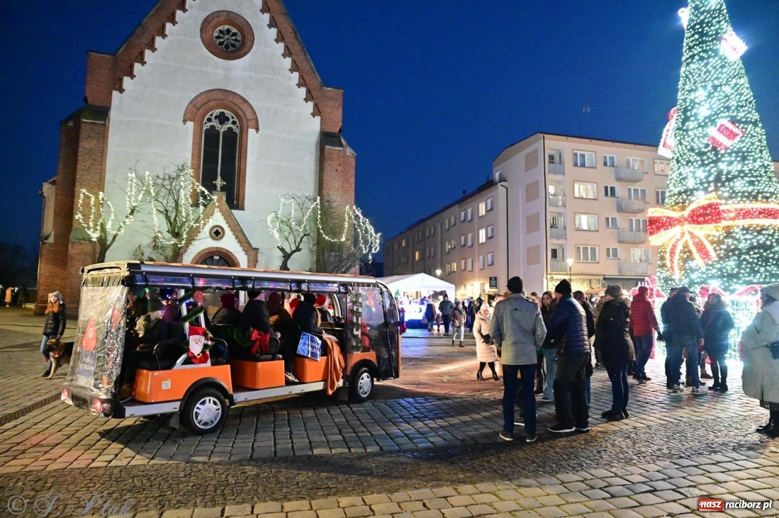 Zdjęcie w galerii na portalu naszraciborz.pl: Kolędobusik na raciborskim jarmarku wiadomości z regionu