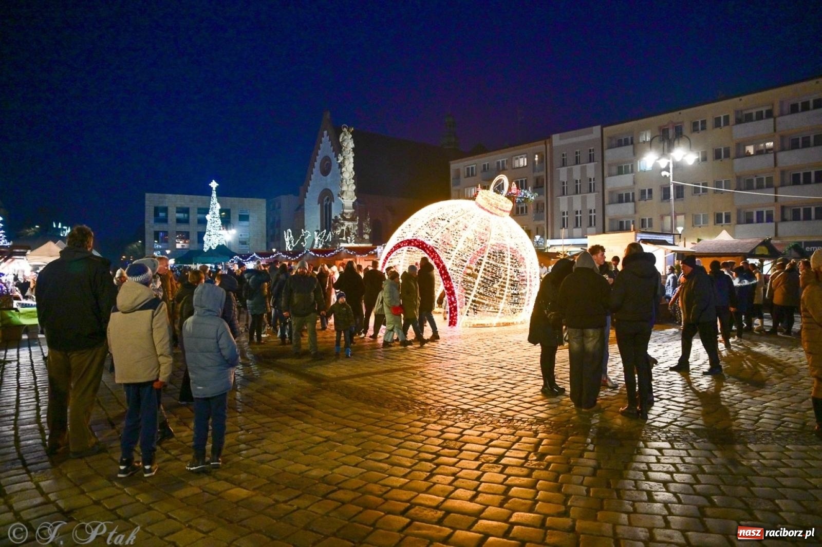 Zdjęcie w galerii na portalu naszraciborz.pl: Kolędobusik na raciborskim jarmarku wiadomości z regionu